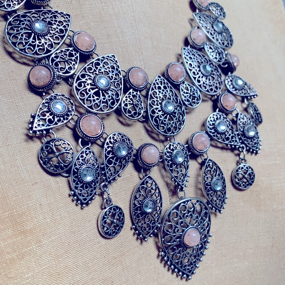 SILVER TONE METAL STATEMENT NECKLACE WITH JEWELS CONTEMPORARY COSTUME JEWELRY - Picture 3 of 5